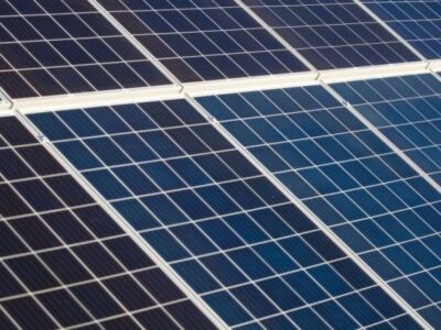 Neolith instala 6.500 paneles solares, el equivalente al consumo anual de 1.300 viviendas, para auto abastecerse de energía eléctrica en su parque empresarial