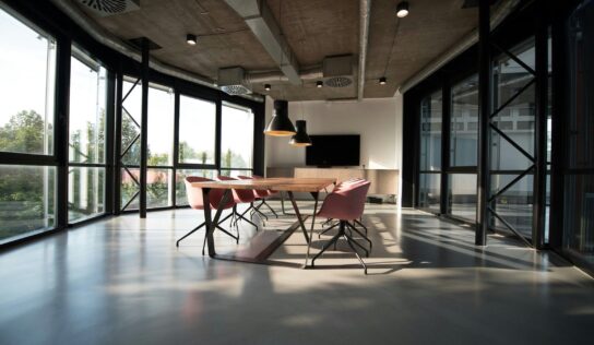 Innovación y elegancia en el mobiliario de oficina: Oficinas de ocasión revoluciona los espacios de trabajo en Sevilla