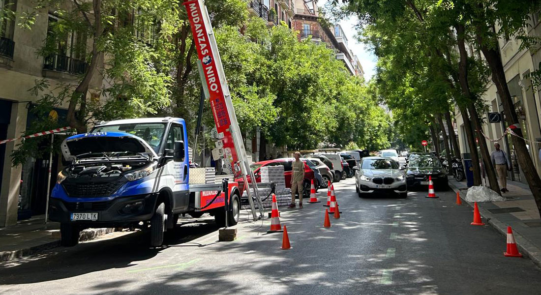 Ventajas del alquiler de grúas elevadoras y montamuebles