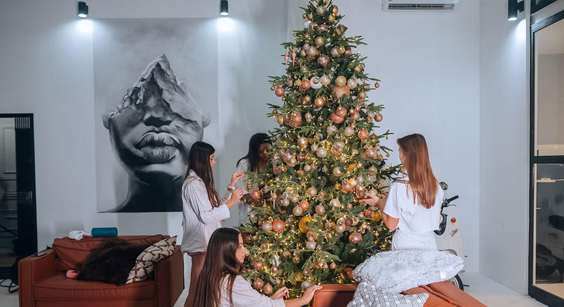 Decoración navideña con estilo: 5 árboles que sorprenderán este Diciembre