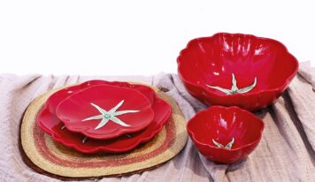 El verano empieza en la mesa, llena de colores vibrantes y texturas artesanales