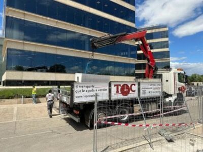Top Courier refuerza la eficiencia y seguridad en la construcción de Madrid con su flota de camiones grúa