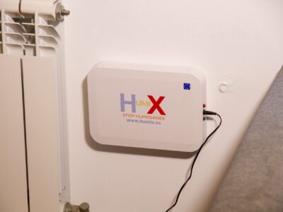 Ocho años con humedad en casa: una vecina de Valladolid documenta cómo su pared se seca en tres meses