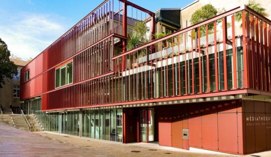 La Mediateca de Bayona refuerza su continuidad visual y cumplimiento normativo con barandillas de Comenza