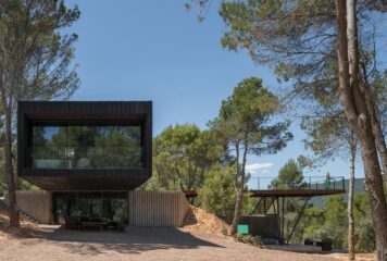 La Casa Embarcadero de Pareja (Guadalajara), cuando la arquitectura decide esconderse en el paisaje