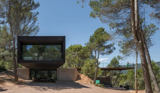 La Casa Embarcadero de Pareja (Guadalajara), cuando la arquitectura decide esconderse en el paisaje
